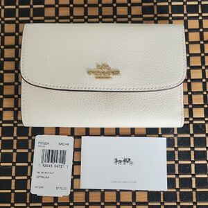 Coach White Leather Wallet Sophisticated Design